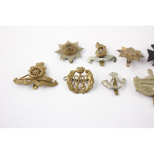 607 - 10 x Military Cap Badges Inc Royal Scots, Gloucestershire, RAF, Etc