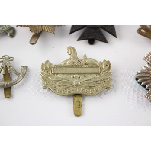 607 - 10 x Military Cap Badges Inc Royal Scots, Gloucestershire, RAF, Etc