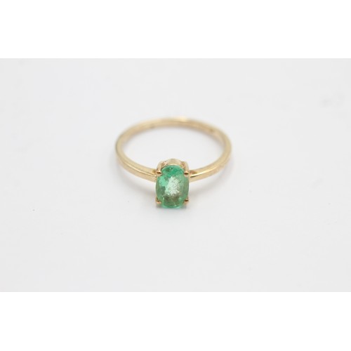 616 - 9ct gold oval emerald solitaire ring (1.4g) SIZE- K