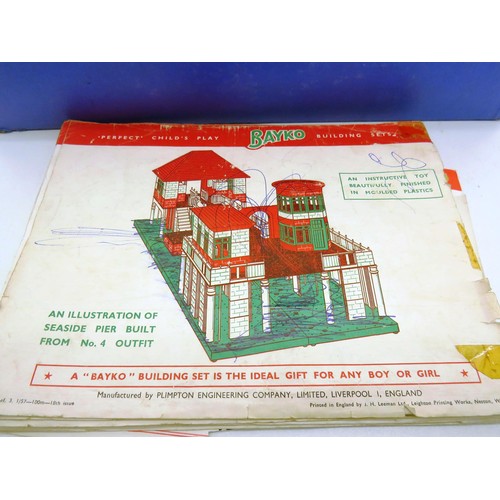 351 - BAYKO BUILDING SET