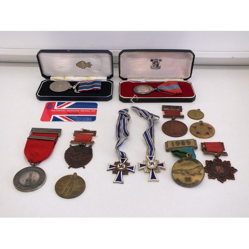 6 - COLLECTION OF 12 ASSORTED MILITARY MEDALS TO INCLUDE BOXED IMPERIAL SERVICE MEDAL TO MISS AMY LAURA ... 