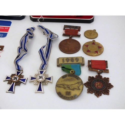 6 - COLLECTION OF 12 ASSORTED MILITARY MEDALS TO INCLUDE BOXED IMPERIAL SERVICE MEDAL TO MISS AMY LAURA ... 