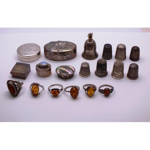 9 - APPROX 120g OF MIXED SILVER ITEMS INCLUDES - 7 x THIMBLES, 6 x PILL BOXES & 6 x SILVER & AMBER RINGS