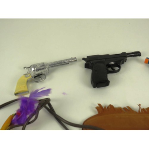 17 - 11 x TOY GUNS AND PLASTIC DAGGER IN SHEATH