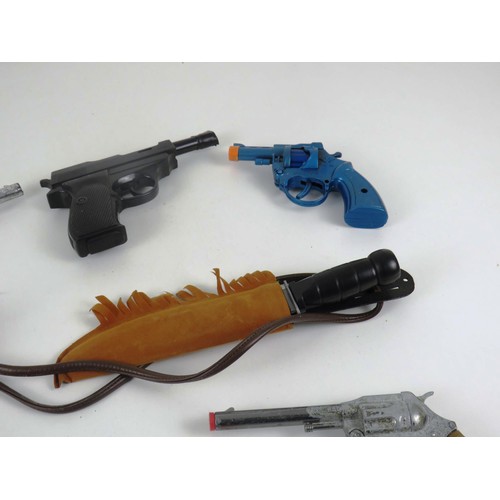 17 - 11 x TOY GUNS AND PLASTIC DAGGER IN SHEATH