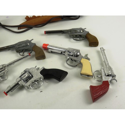 17 - 11 x TOY GUNS AND PLASTIC DAGGER IN SHEATH