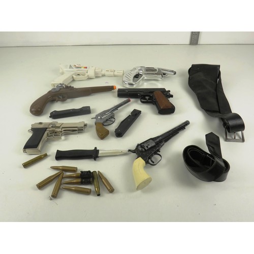 18 - 7 x TOY GUNS, PLASTIC SHELLS AND FLICK COMBS