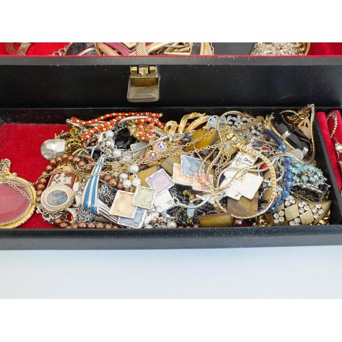 136 - LARGE MUSICAL JEWELLERY BOX FULL OF COSTUME JEWELLERY INCLUDING NECKLACES, RINGS, EARRINGS ETC