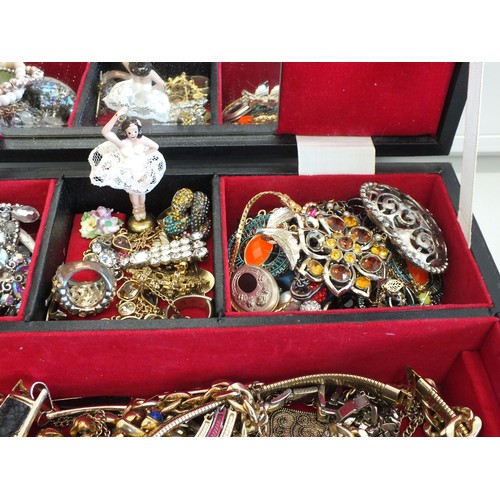 136 - LARGE MUSICAL JEWELLERY BOX FULL OF COSTUME JEWELLERY INCLUDING NECKLACES, RINGS, EARRINGS ETC