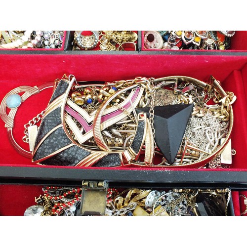 136 - LARGE MUSICAL JEWELLERY BOX FULL OF COSTUME JEWELLERY INCLUDING NECKLACES, RINGS, EARRINGS ETC