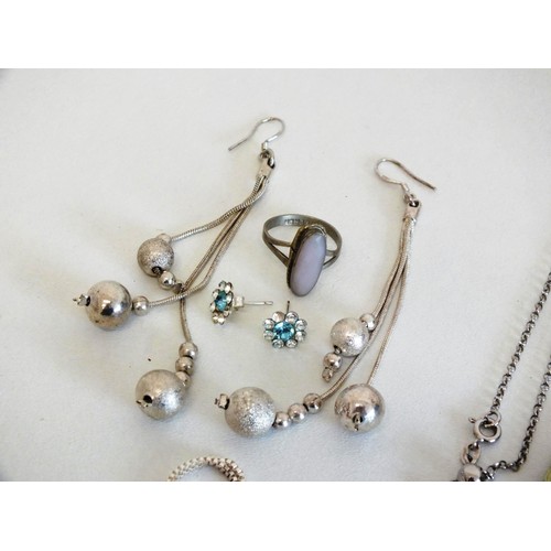 138 - SELECTION OF STERLING SILVER JEWELLERY INCLUDING NECKLACES, EARRINGS RING ETC