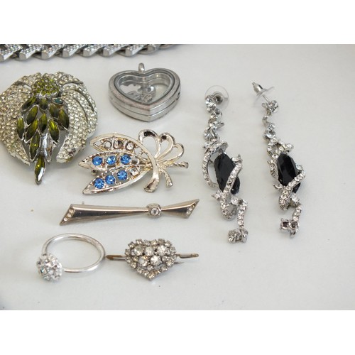 141 - SELECTION OF CZ AND DIAMANTE JEWELLERY INCLUDING NECKLACES, EARRINGS, BROOCHES, BAS RELIEF BROOCH