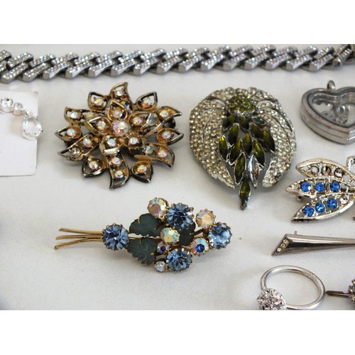 141 - SELECTION OF CZ AND DIAMANTE JEWELLERY INCLUDING NECKLACES, EARRINGS, BROOCHES, BAS RELIEF BROOCH