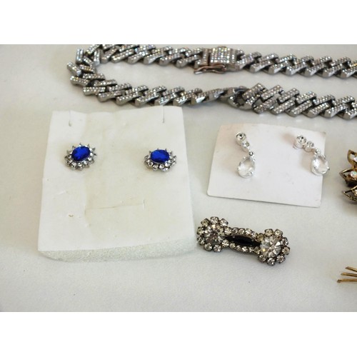 141 - SELECTION OF CZ AND DIAMANTE JEWELLERY INCLUDING NECKLACES, EARRINGS, BROOCHES, BAS RELIEF BROOCH