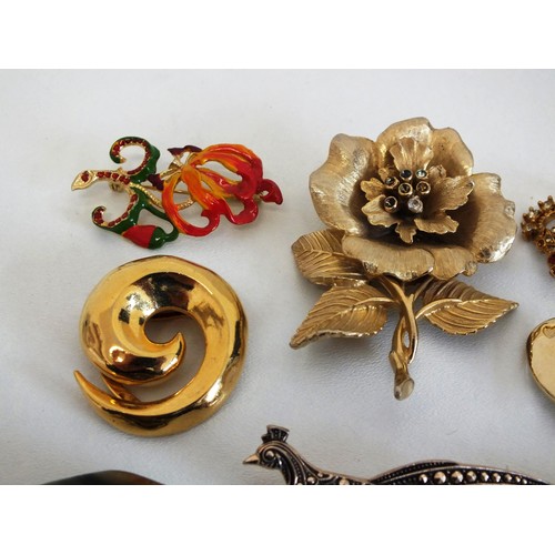 142 - 10 x BROOCHES AND SCARF CLIPS INCLUDING ROYAL CROWN BROOCH, SPHINX, ENAMEL ETC