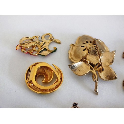 142 - 10 x BROOCHES AND SCARF CLIPS INCLUDING ROYAL CROWN BROOCH, SPHINX, ENAMEL ETC