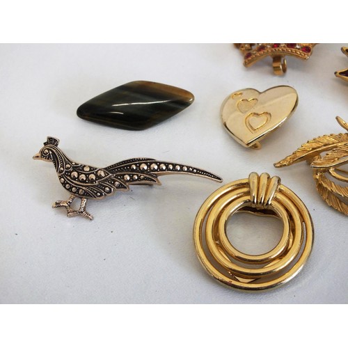 142 - 10 x BROOCHES AND SCARF CLIPS INCLUDING ROYAL CROWN BROOCH, SPHINX, ENAMEL ETC