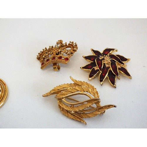 142 - 10 x BROOCHES AND SCARF CLIPS INCLUDING ROYAL CROWN BROOCH, SPHINX, ENAMEL ETC