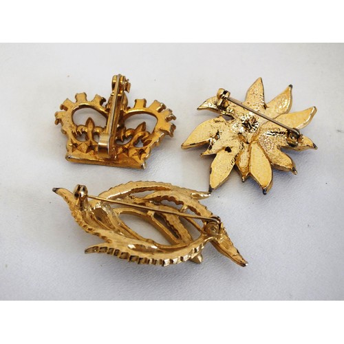 142 - 10 x BROOCHES AND SCARF CLIPS INCLUDING ROYAL CROWN BROOCH, SPHINX, ENAMEL ETC