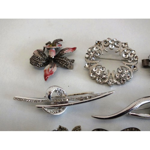 145 - 10 x SILVER TONE BROOCHES, PENDANTS AND SCARF CLIPS INCLUDING MARCASITE, ENAMEL ETC