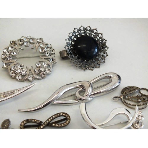 145 - 10 x SILVER TONE BROOCHES, PENDANTS AND SCARF CLIPS INCLUDING MARCASITE, ENAMEL ETC