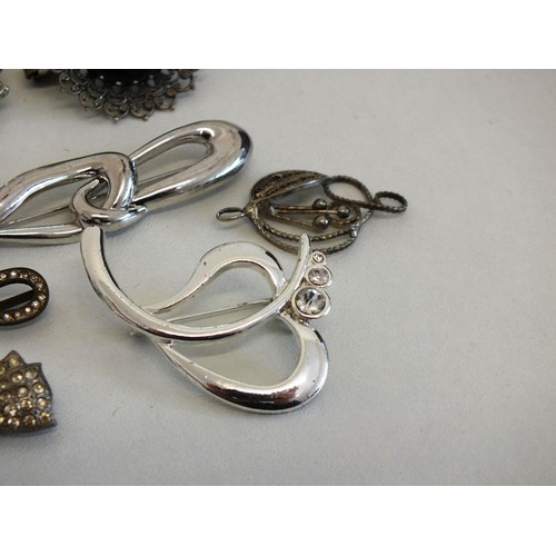 145 - 10 x SILVER TONE BROOCHES, PENDANTS AND SCARF CLIPS INCLUDING MARCASITE, ENAMEL ETC