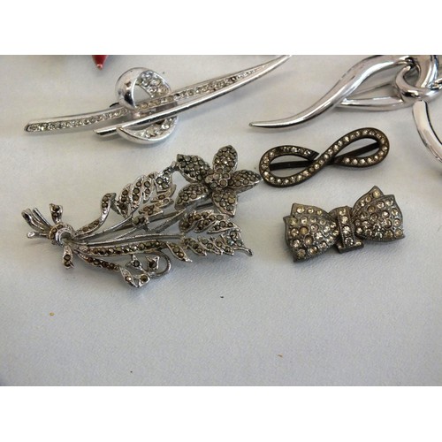 145 - 10 x SILVER TONE BROOCHES, PENDANTS AND SCARF CLIPS INCLUDING MARCASITE, ENAMEL ETC