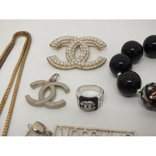 37 - SELECTION OF FASHION JEWELLERY INCLUDES RINGS, BRACELETS, EARRINGS ETC