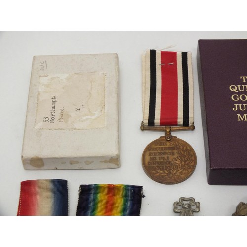 46 - COLLECTION OF ASSORTED MEDALS AND MILITARY CAP BADGES INCLUDES BOXED QUEENS GOLDEN JUBILEE MEDAL,  S... 