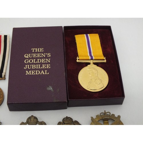 46 - COLLECTION OF ASSORTED MEDALS AND MILITARY CAP BADGES INCLUDES BOXED QUEENS GOLDEN JUBILEE MEDAL,  S... 