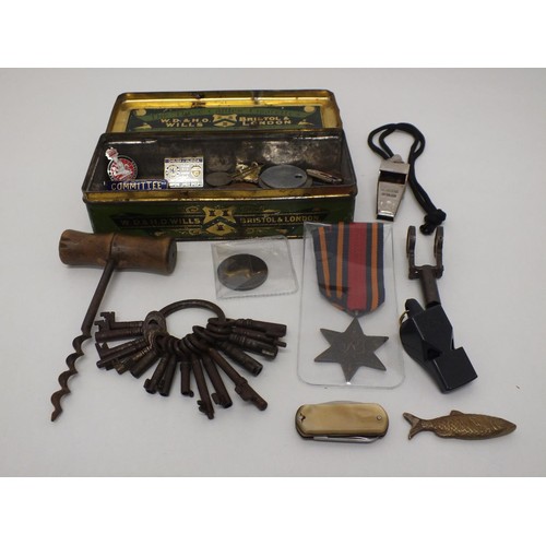 85 - OLD TIN OF MISCELLANEOUS ITEMS 1799 HALFPENNY, BUNCH OF OLD KEYS ETC