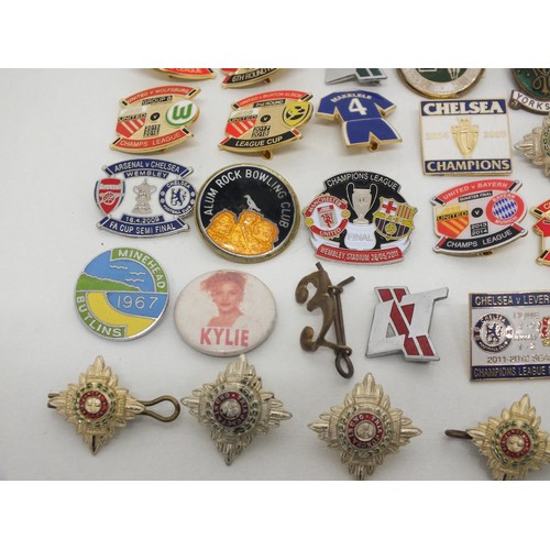 90 - 40 x VARIOUS BADGES INCLUDING BUTLINS, MILITARTY, FOOTBALL