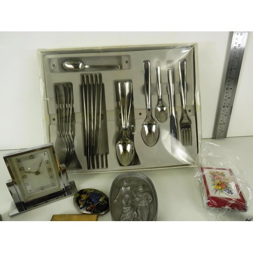 226 - A BOX FULL OF VARIOUS METALWARE INCLUDING 8 POWDER COMPACTS, FULL CASED CUTLERY SET, PEWTER COLLECTA... 