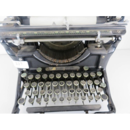 227 - 1936 UNDERWOOD TYPEWRITER IN WORKING CONDITION