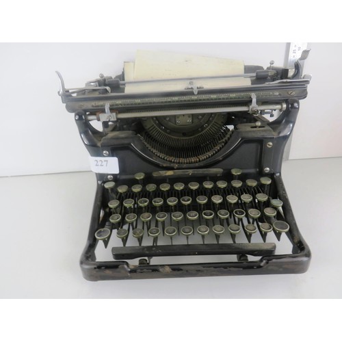 227 - 1936 UNDERWOOD TYPEWRITER IN WORKING CONDITION