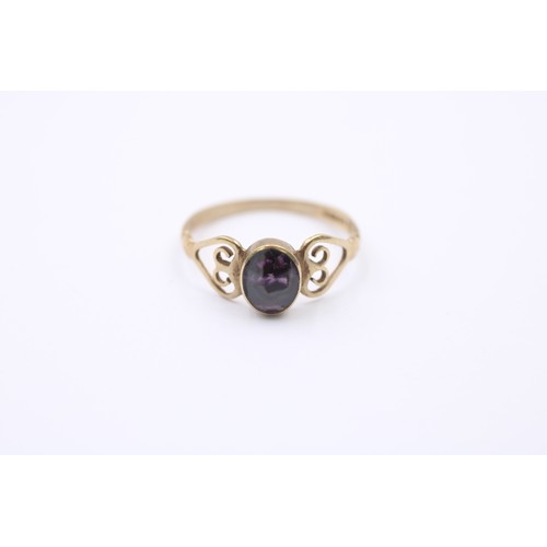 429 - 9ct Gold Oval Fluorite Bezel Set Openwork Shoulders Solitaire Ring (1.6g) SIZE- P