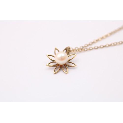 453 - 9ct Gold Cultured Pearl Detail Openwork Flower Pendant Necklace (1.7g)