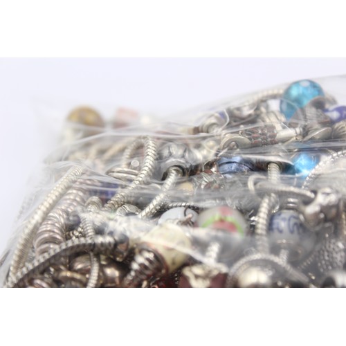 466 - 1.5kg Fashion Charm Bracelets And Assorted Charms