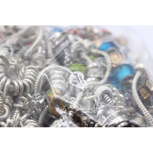 466 - 1.5kg Fashion Charm Bracelets And Assorted Charms