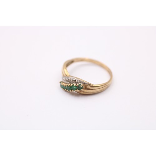 469 - 9ct White And Yellow Gold Diamond And Emerald Double Crossover Five Stone Ring (1.9g) SIZE- O