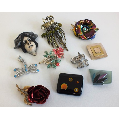 240 - 10 ASSORTED BROOCHES & HAIR CLIPS INCLUDES MILLEFIORI, STATEMENT & VINTAGE