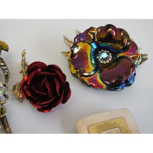 240 - 10 ASSORTED BROOCHES & HAIR CLIPS INCLUDES MILLEFIORI, STATEMENT & VINTAGE