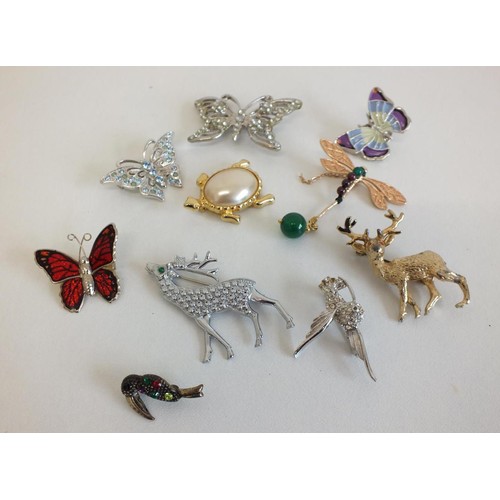 241 - 10 ASSORTED ANIMAL THEMED BROOCHES & PENDANTS INCLUDES BUTTEREFLIES, STAGS, DRAGONFLY ETC