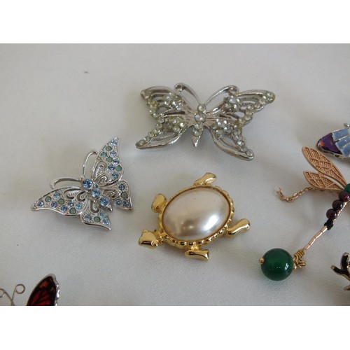 241 - 10 ASSORTED ANIMAL THEMED BROOCHES & PENDANTS INCLUDES BUTTEREFLIES, STAGS, DRAGONFLY ETC