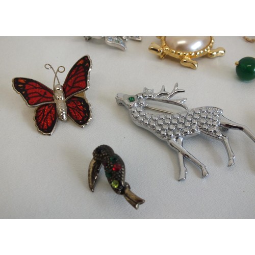 241 - 10 ASSORTED ANIMAL THEMED BROOCHES & PENDANTS INCLUDES BUTTEREFLIES, STAGS, DRAGONFLY ETC