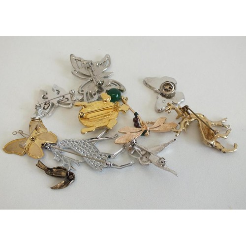 241 - 10 ASSORTED ANIMAL THEMED BROOCHES & PENDANTS INCLUDES BUTTEREFLIES, STAGS, DRAGONFLY ETC