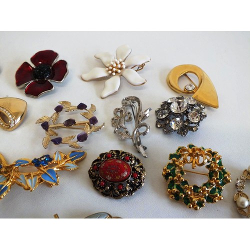 246 - 26 ASSORTED BROOCHES INCLUDES SILVER FILIGREE, ENAMEL, CELTIC, CRYSTAL & SIAM