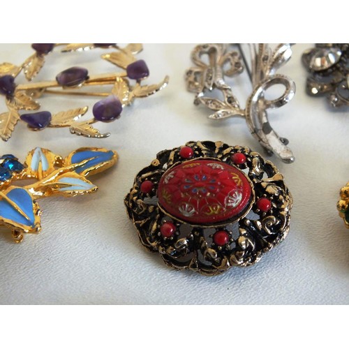 246 - 26 ASSORTED BROOCHES INCLUDES SILVER FILIGREE, ENAMEL, CELTIC, CRYSTAL & SIAM