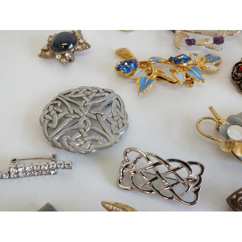 246 - 26 ASSORTED BROOCHES INCLUDES SILVER FILIGREE, ENAMEL, CELTIC, CRYSTAL & SIAM