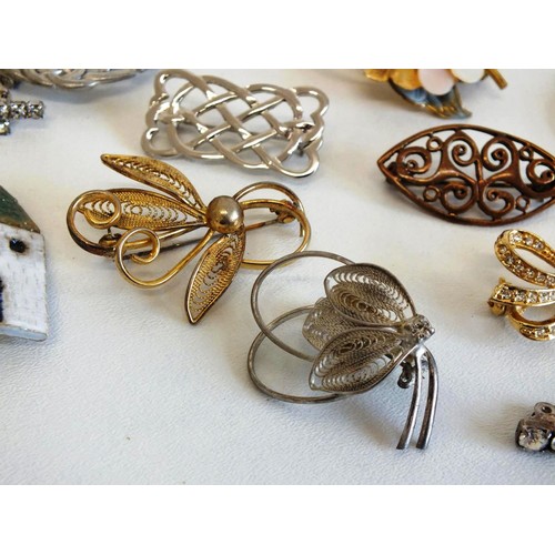 246 - 26 ASSORTED BROOCHES INCLUDES SILVER FILIGREE, ENAMEL, CELTIC, CRYSTAL & SIAM